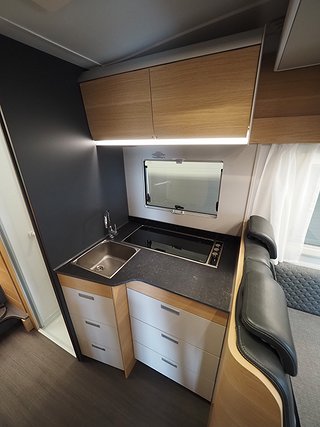 Husbil-halvintegrerad Adria Matrix 670 SL 12 av 23