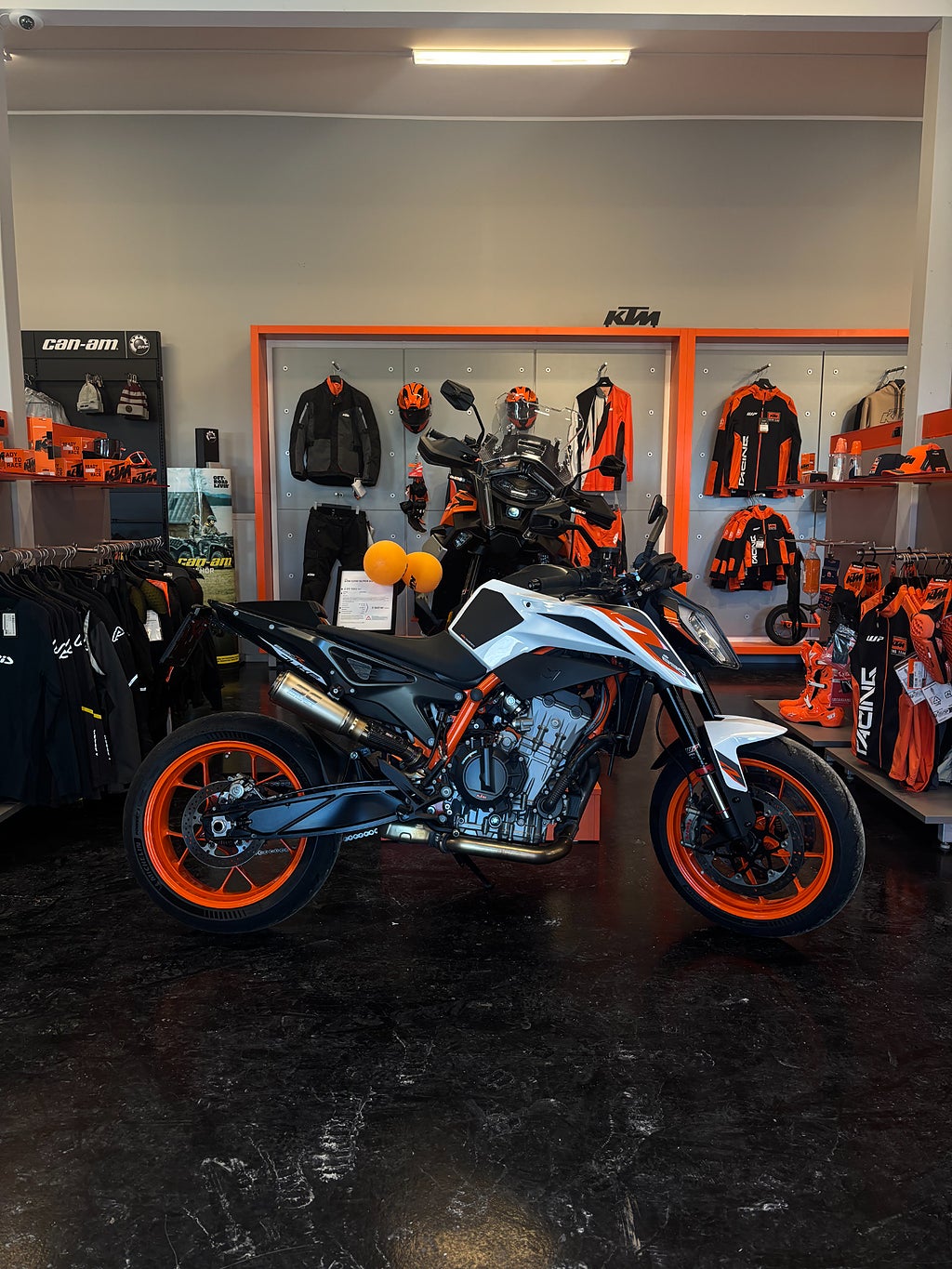 KTM 890 Duke R