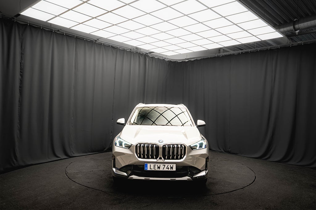 BMW iX1 xDrive30 PANO LÄDER DRAG 360° H/K HUD ELSTOL VÄRMEPUMP