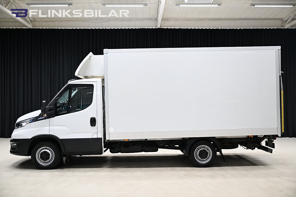 Iveco Daily 136HK Automat|Volymskåp|BG-Lyft|Sidodörr|Backkamera