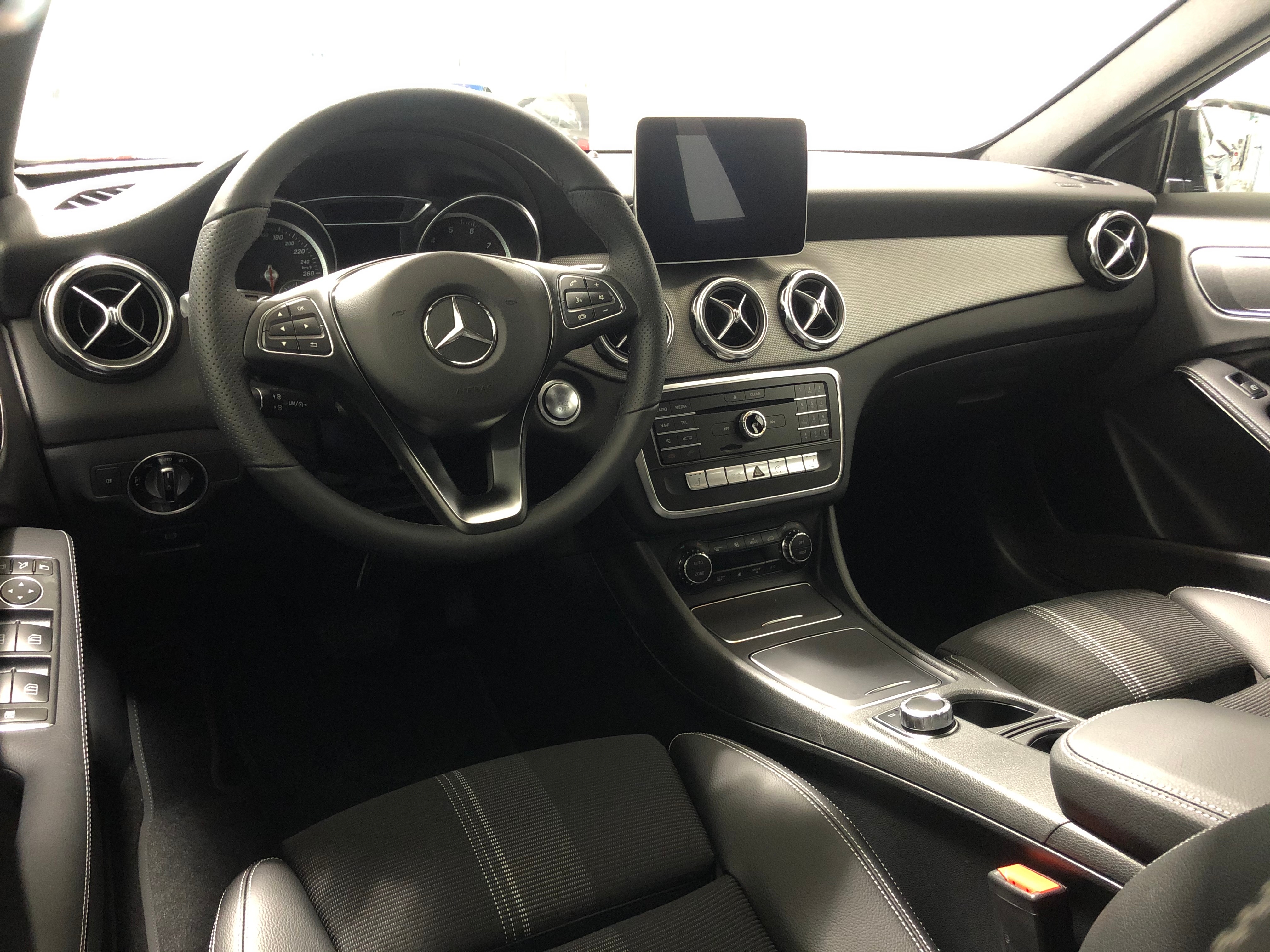 Mercedes-Benz GLA 180 Aut Nav Backkamera 2020, bild 7/31