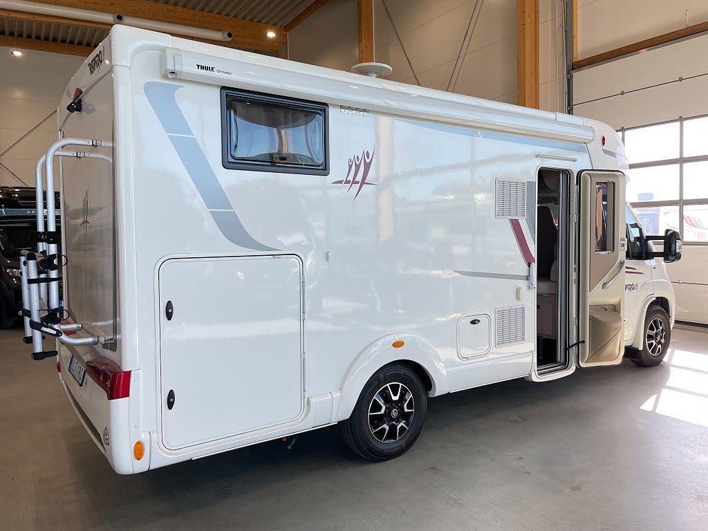 Rapido 655 F / Automat / B-körkort / Solcell / Garage / El-patron / - Rapido