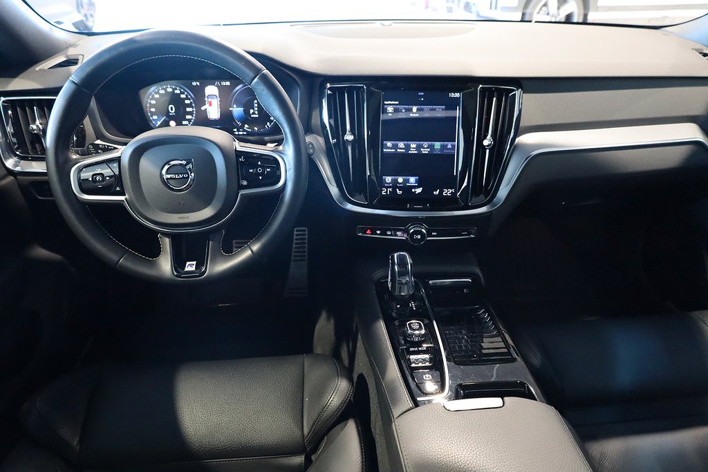 Volvo V60 T8 AWD Aut R-Design Pano Kamera Läder 2019