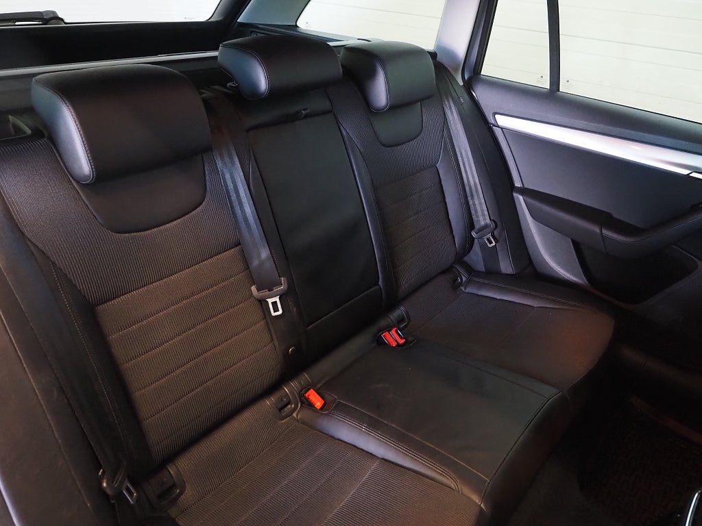 Skoda Octavia Kombi 1.4 TSI 150hk Premium Värmare Drag B-Kam 2017