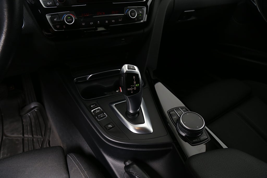 BMW 320 i xDrive 184hk Sport line Touring Aut Dragkrok