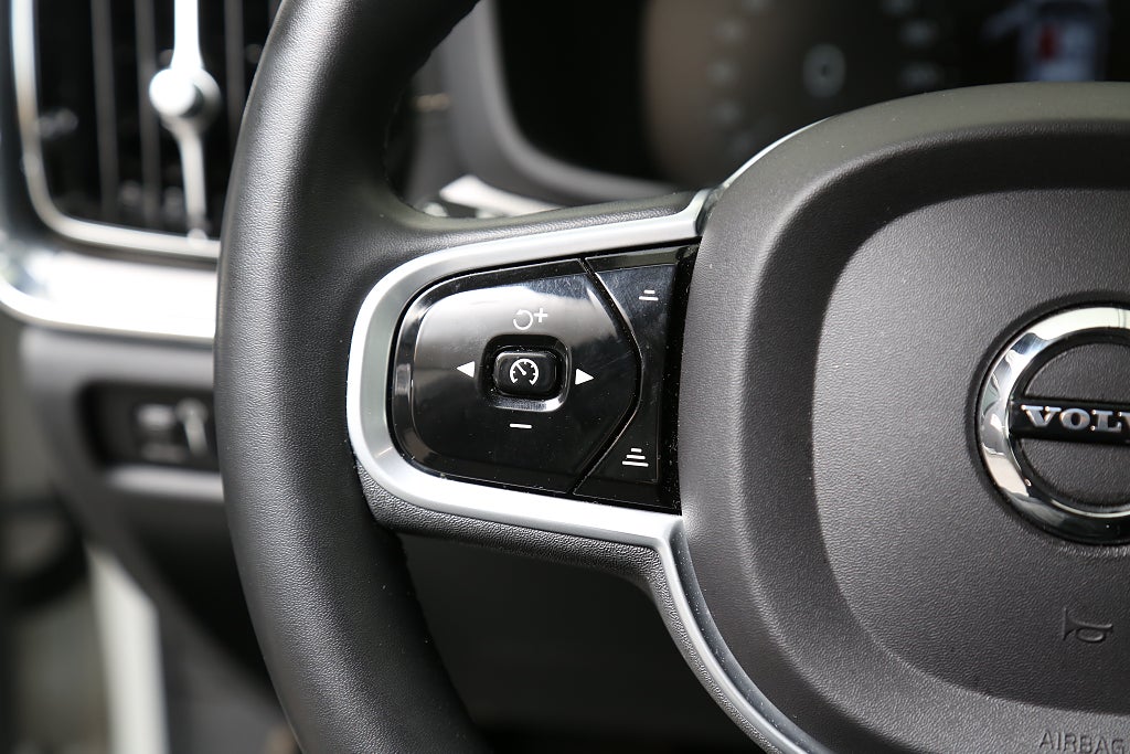 Volvo V60 Recharge T8 392hk R-Design Pro Edition III AWD B&W Pano