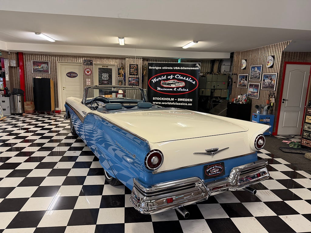 Ford Fairlane 500 Skyliner -57