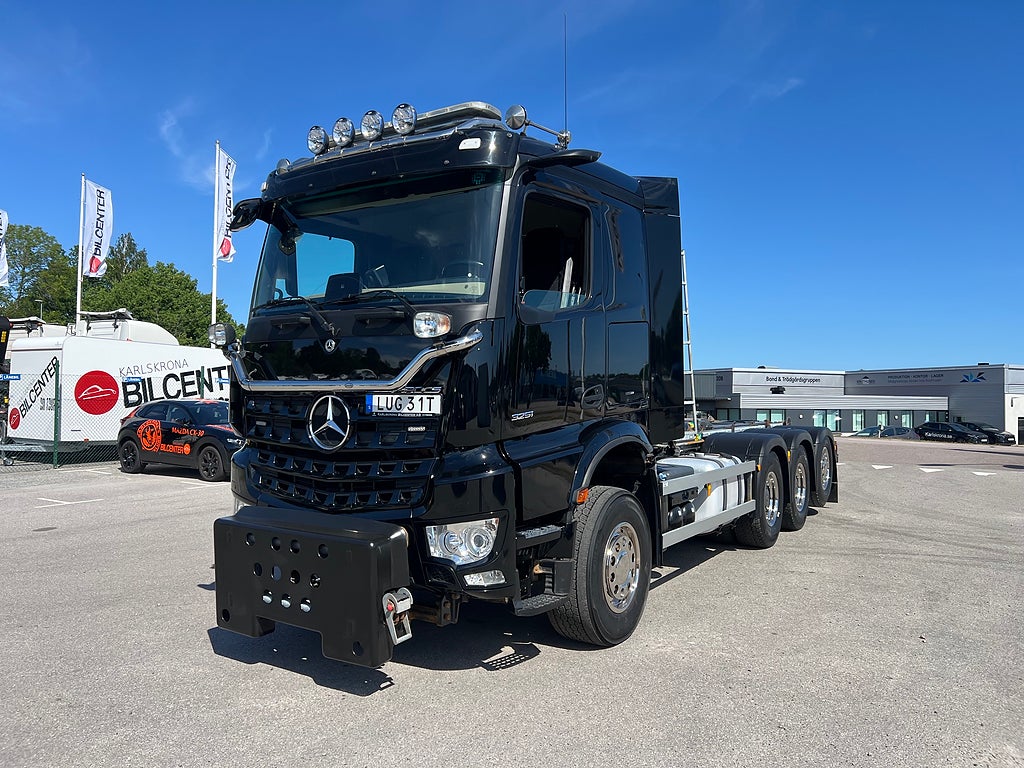 Mercedes-Benz Arocs 3251 Tridem Lastväxlare, Fullt Plogutrustad