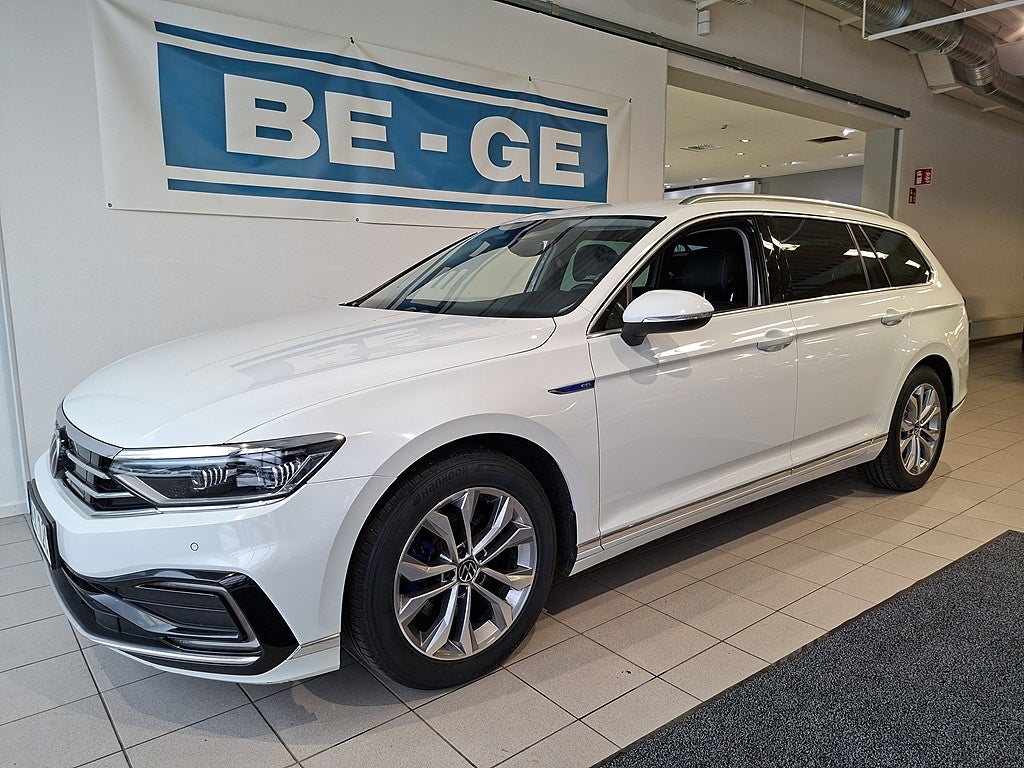 Volkswagen Passat Sportscombi GTE 1.4 218HK Drag Värmare Matrix Navigation