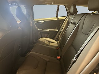 Volvo V60 D4 AWD Momentum Dragkrok Mvärme Farthållare Psens S&V – bild 13