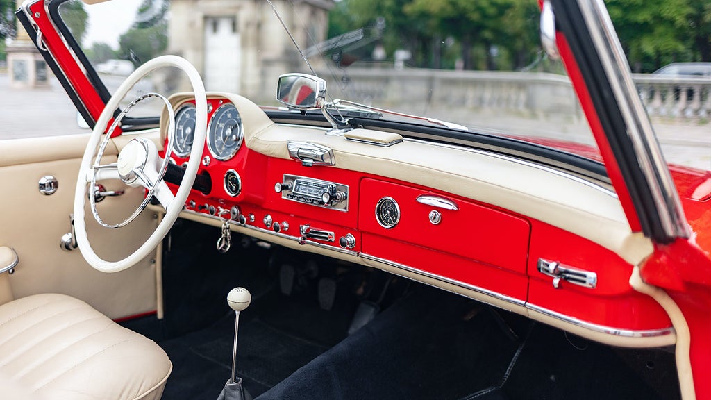 Interiören är i gräddvitt med röd färg som matchar exteriören. Foto: Collecting Cars 