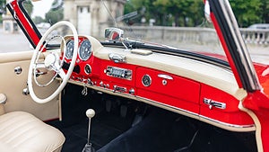 Interiören är i gräddvitt med röd färg som matchar exteriören. Foto: Collecting Cars 