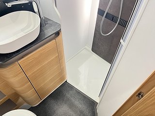 Husbil-halvintegrerad Adria CORAL 670 SLT PLUS 22 av 28