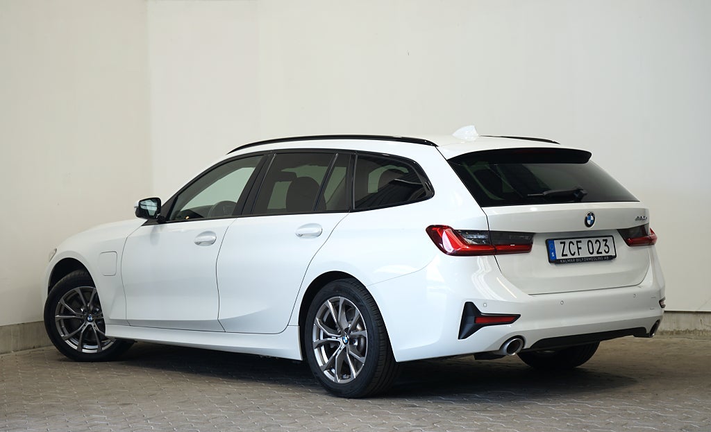 BMW 330e Touring Hybrid Carplay Navi 292hk