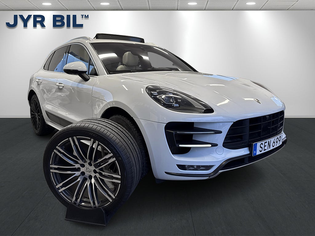 Porsche Macan Turbo PDK Sport Chrono PASM 18-Stolar ACC Bose