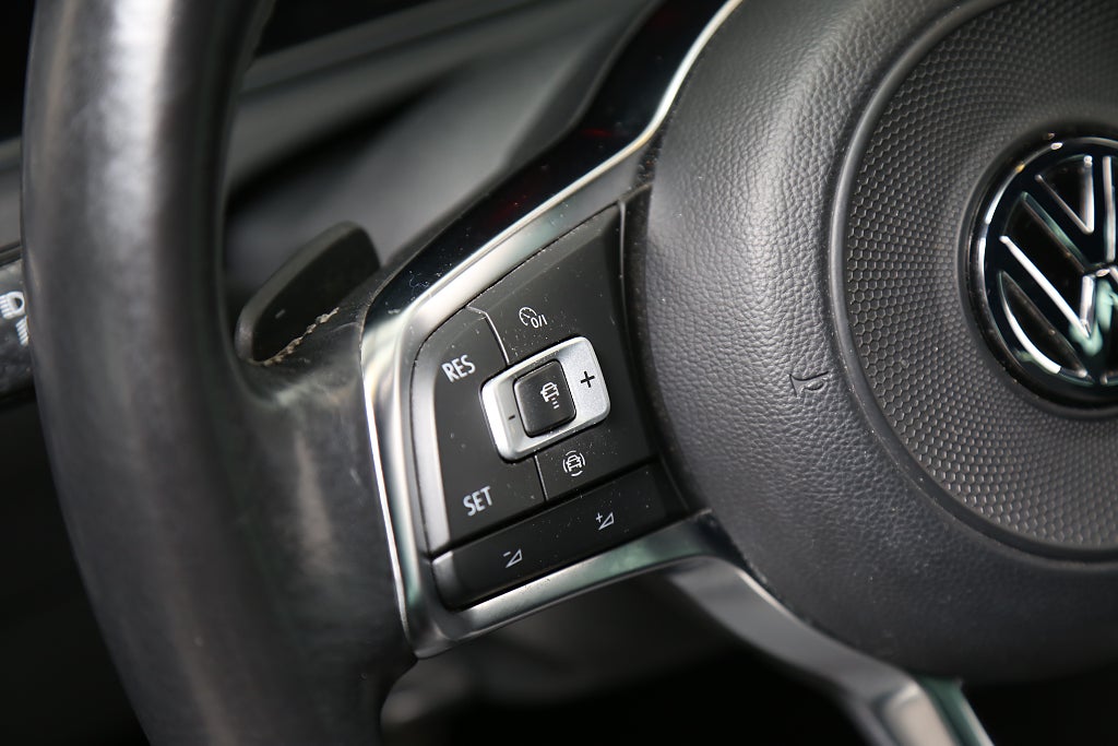 Volkswagen Golf 1,5 TSI R-Line DSG Sportscombi Cockpit Värmare Drag 2019