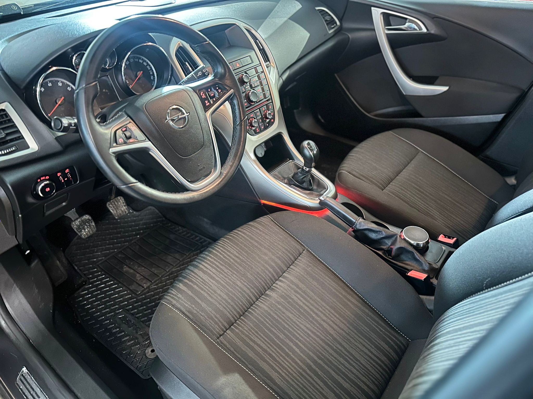 Opel Astra 2010, bild 6/39