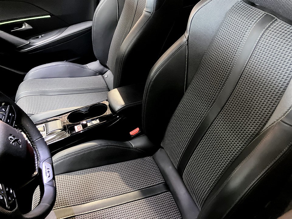 Bild på Peugeot 2008 GT 1.2 PT 130hk Aut B-KAMERA CARPLAY