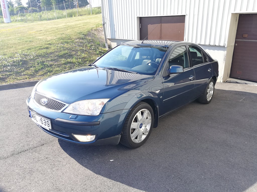 Ford Mondeo Ghia 2.5 V6 170hk lågmil