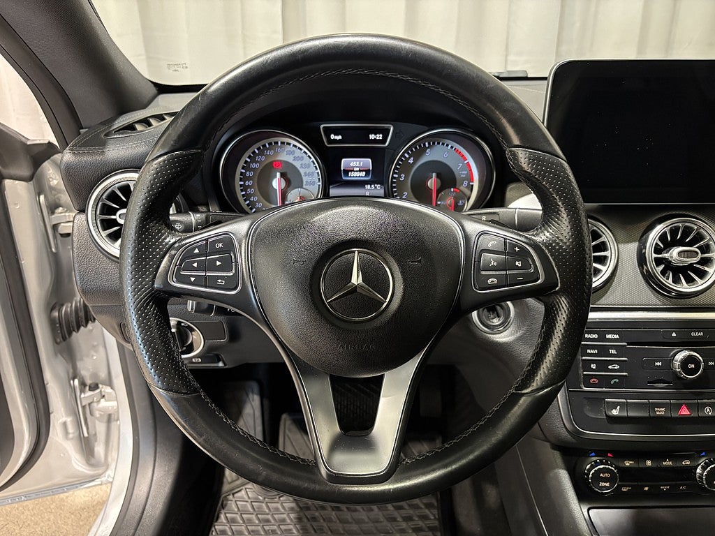 Mercedes-Benz CLA 200 7G-DCT Urban Line Bkam Pano Skinn Navi Drag Ambligh
