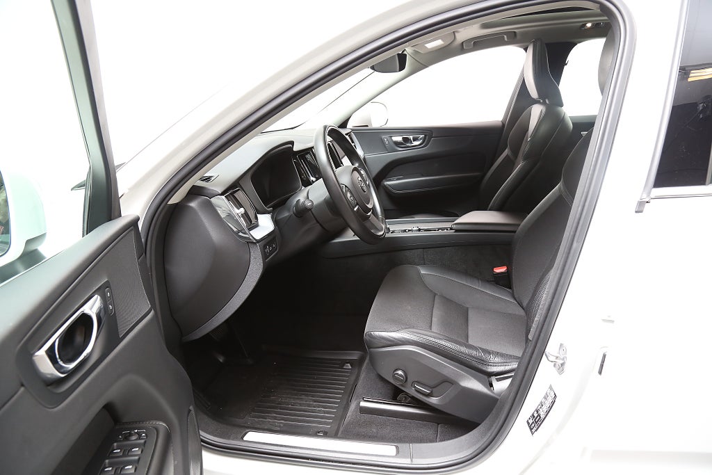 Volvo XC60 T8 Twin Engine Momentum Adv AWD Orrefors Panorama Drag 2019