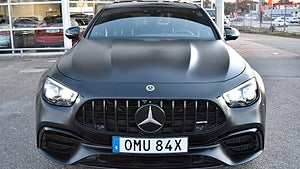 Mercedes-Benz AMG E63 S har en V8-motor som genererar 612 hästkrafter. 