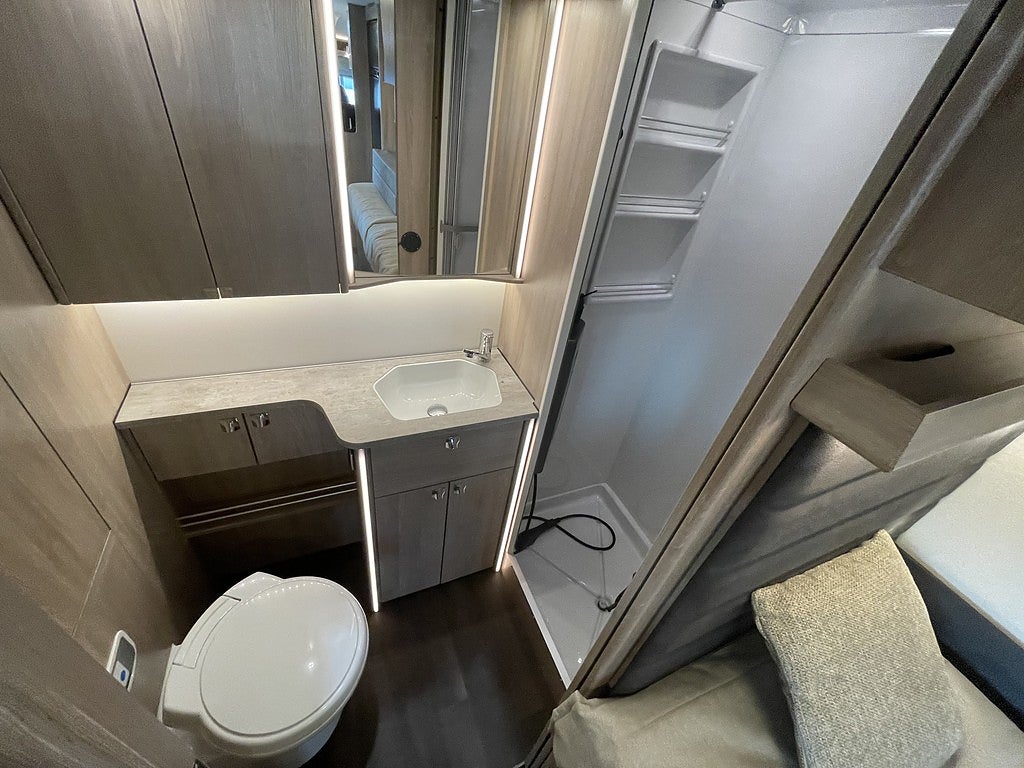 Kabe Classic 740 T / ALDE / Aut 180hk / 4400kg / Ugn / Badrum bak /  - Kabe