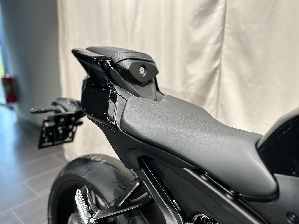 Yamaha R9 / Ny 2026 / Tech Black / Snart omgående leverans!
