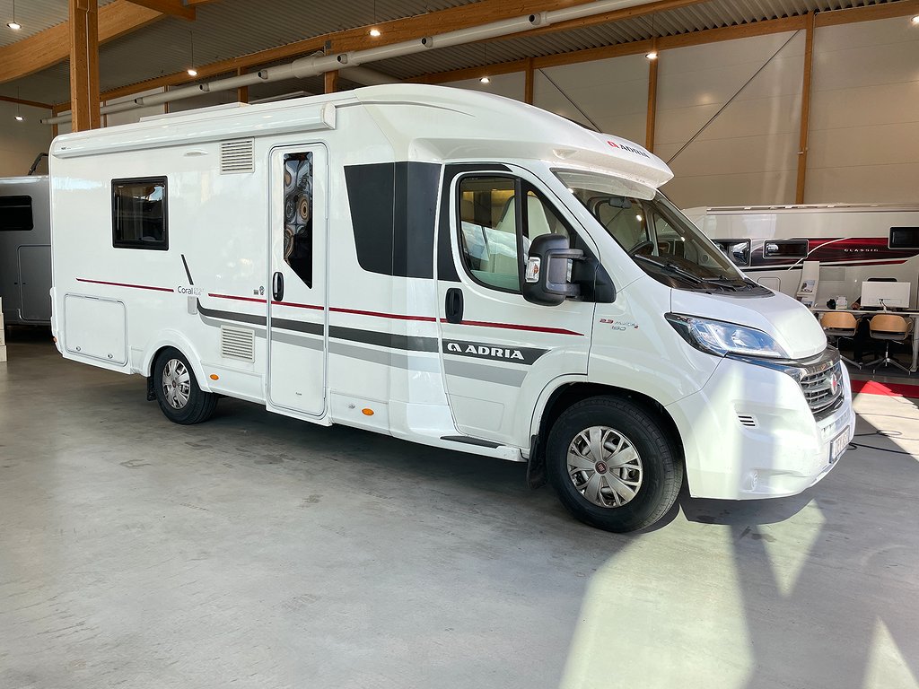 Coral 670 SLT - Adria Coral 670 SLT /Solcell/Badrum bak/Ugn/Fint skick/L-bädd