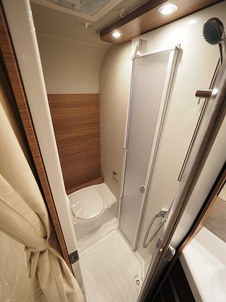 Husbil-halvintegrerad Knaus Van Ti 550 MF 17 av 18