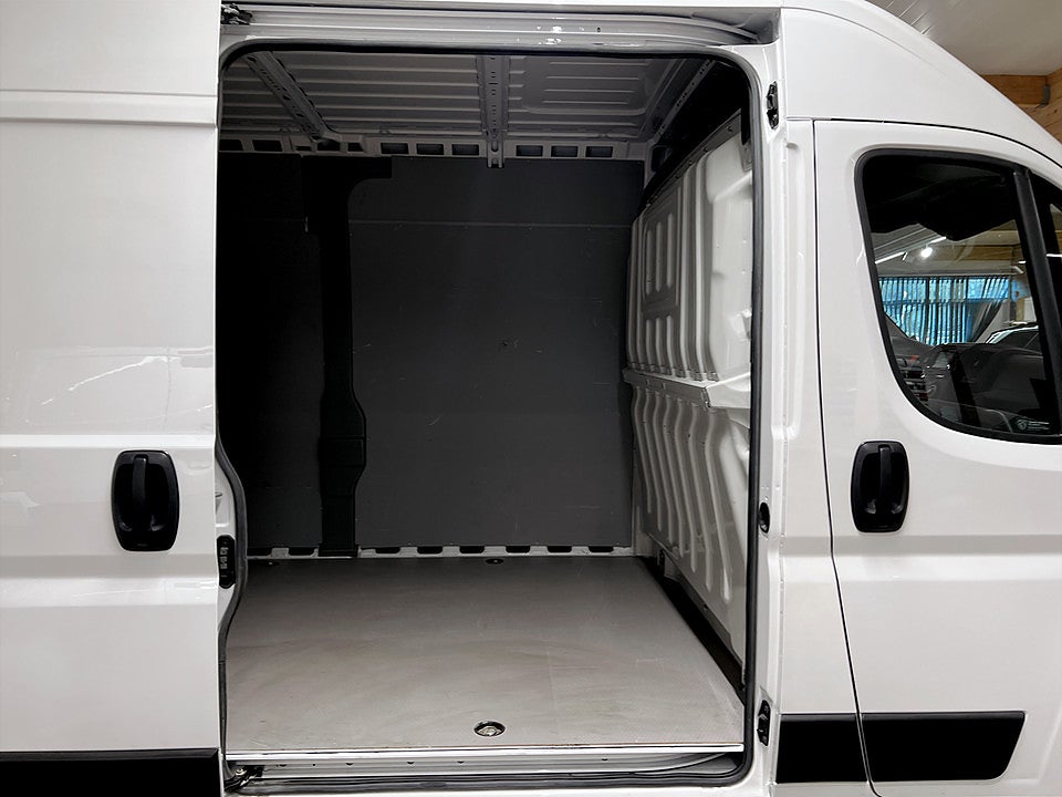 Bild på Peugeot Boxer PRO+ 335 2.2 BHDi 140hk L3H2 B-KAMERA DRAG