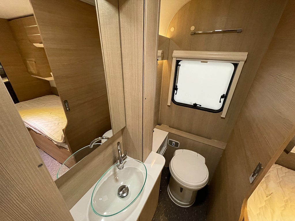 Adria Adora 572 UT /ALDE/Långbäddar/Markis/Badrum bak - Adria