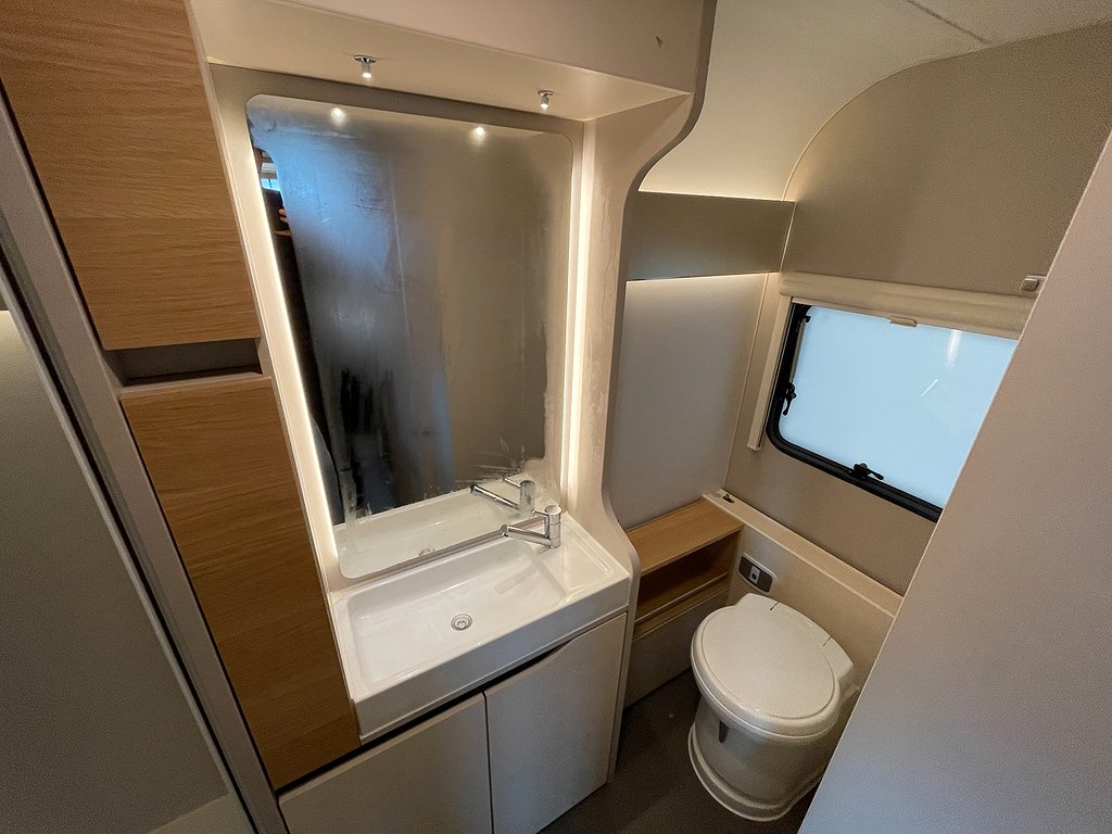 Adria Adora 613 HT / ALDE / Solcell / Långbäddar / Ugn - Adria