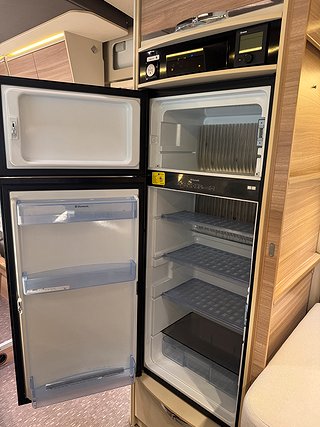 Husbil-halvintegrerad Adria Matrix 670 SLT AUT 9 av 20