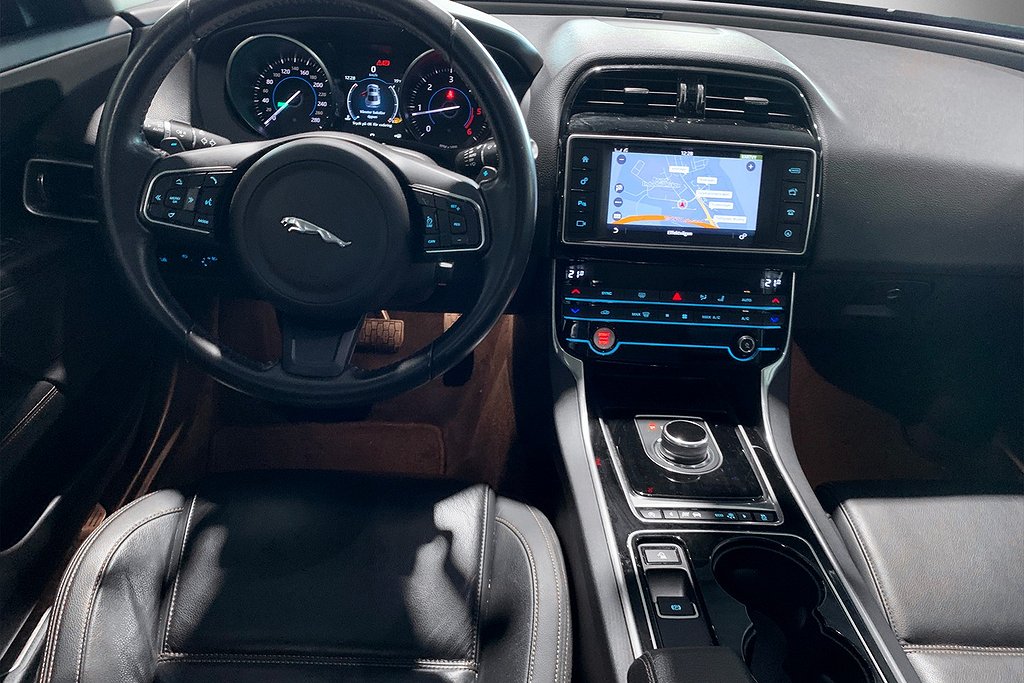 Jaguar XE 20d| PRESTIGE | Läder | Kamera | Drag 2017