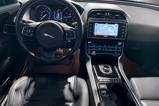 Sedan Jaguar XE 10 av 20