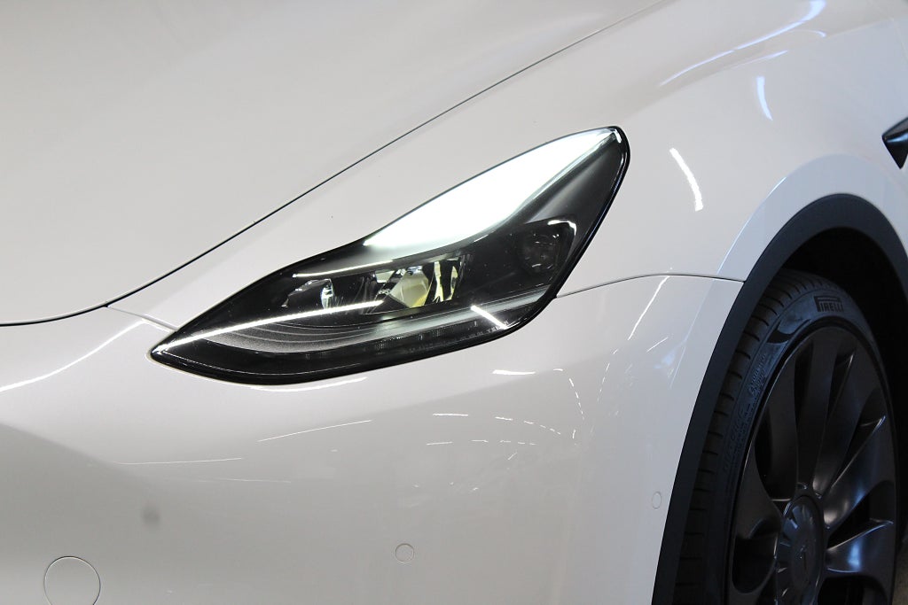 Tesla Model Y Performance 534 HK, Värmepump, Drag, 21 Uberturbine