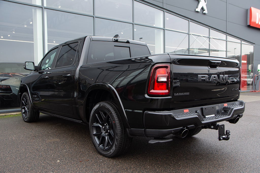 Dodge RAM 1500 Laramie Night Edition 420hk LÅG SKATT OMG LEV