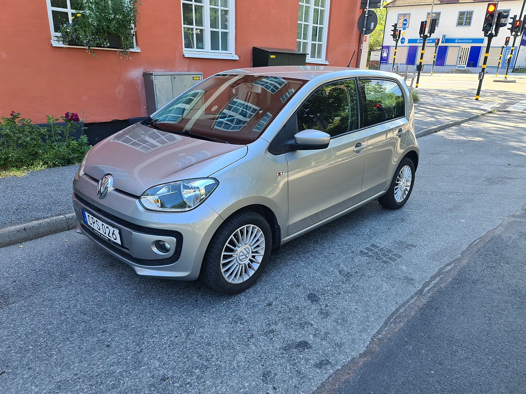 Volkswagen UP! 5-dörrar 1.0 MPI high up! Nybesiktad Tre brukare Euro 6