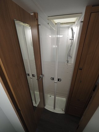 Husbil-halvintegrerad Adria Coral 670 DL Axess 15 av 19