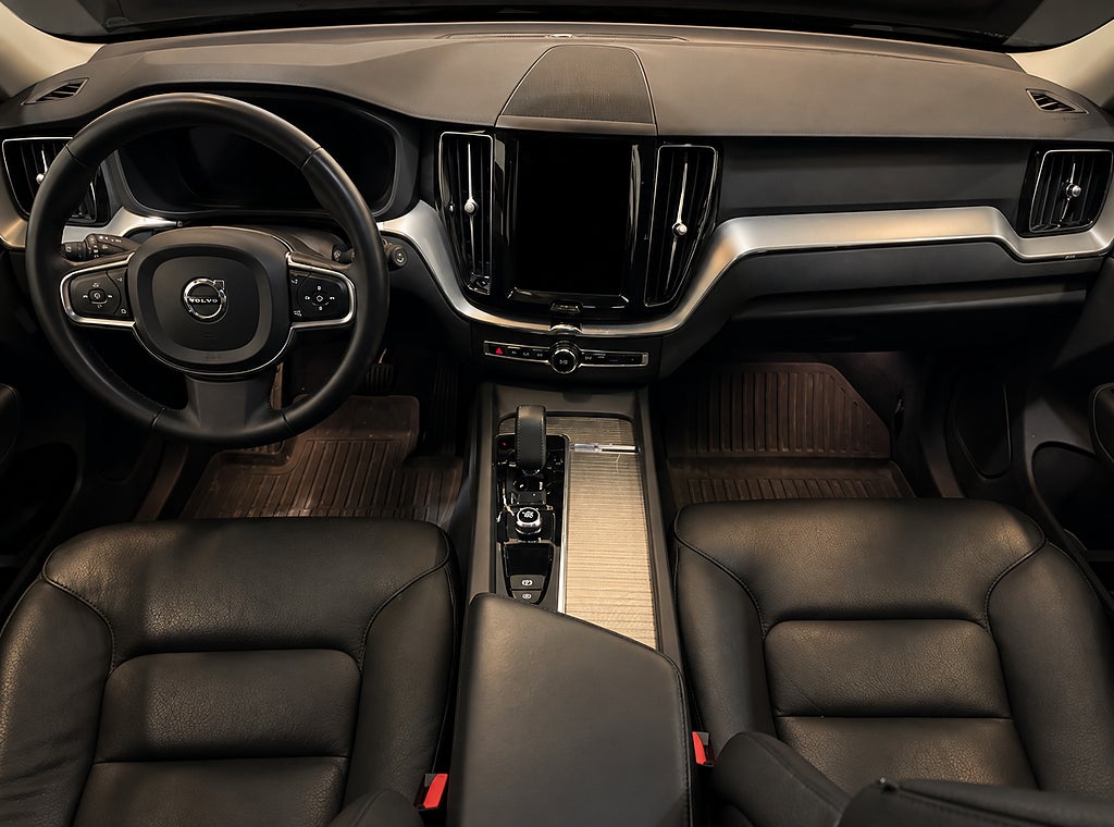 Volvo XC60 Recharge T6 AWD Core / Läder / Pano / Drag