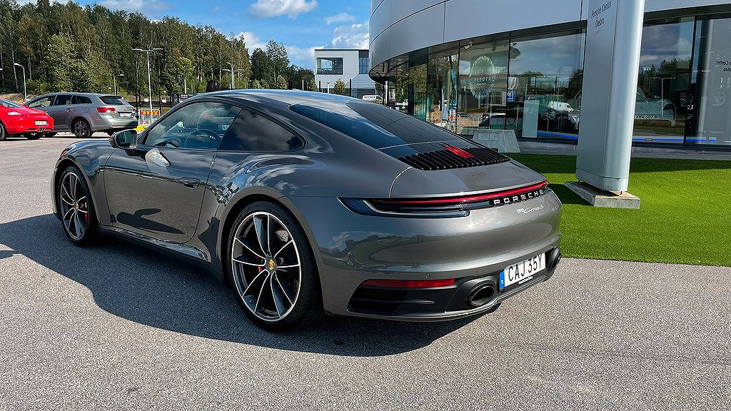 En Porsche 911 från 2019 finns till försäljning hos Porsche Center Örebro. 