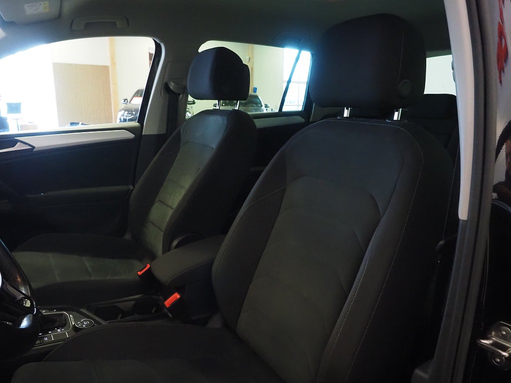 Volkswagen Tiguan 2.0 TDI 4Motion R-Line P-Värm Drag Kamera 19" Carplay
