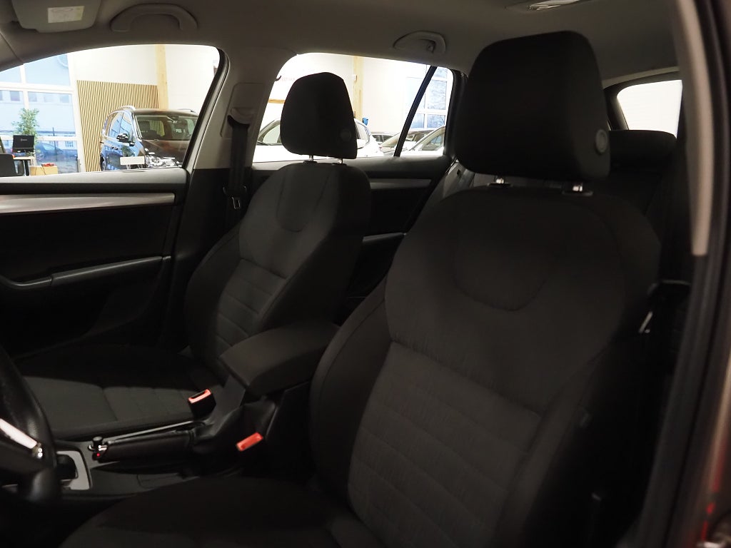 Skoda Octavia 1,2 TSI Elegance Kombi Aut Motorvärmare P-Sensorer