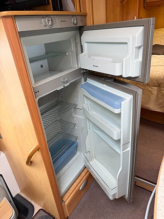Husbil-integrerad Le Voyageur LX850 Mercedes (184HK AUT) Queensbed! ALDE! Hydrauliska stödben! 10 av 23