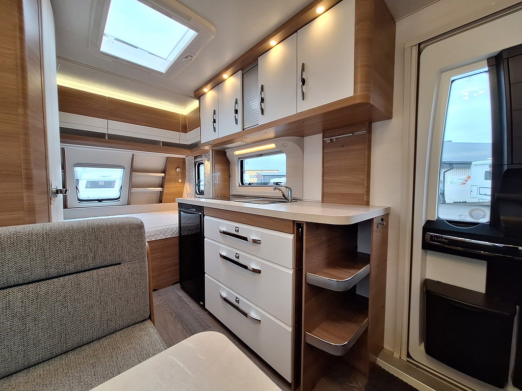 Hobby De Luxe 440 SFe Dubbelbädd, Boxmarkis