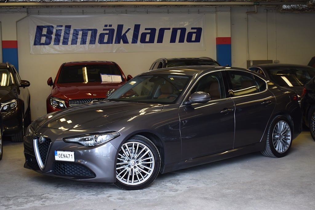 Alfa Romeo Giulia 2.2 JTD 16V Super SKINN/NAVI/KAMERA/PDC/VÄLSERVAD/S&V