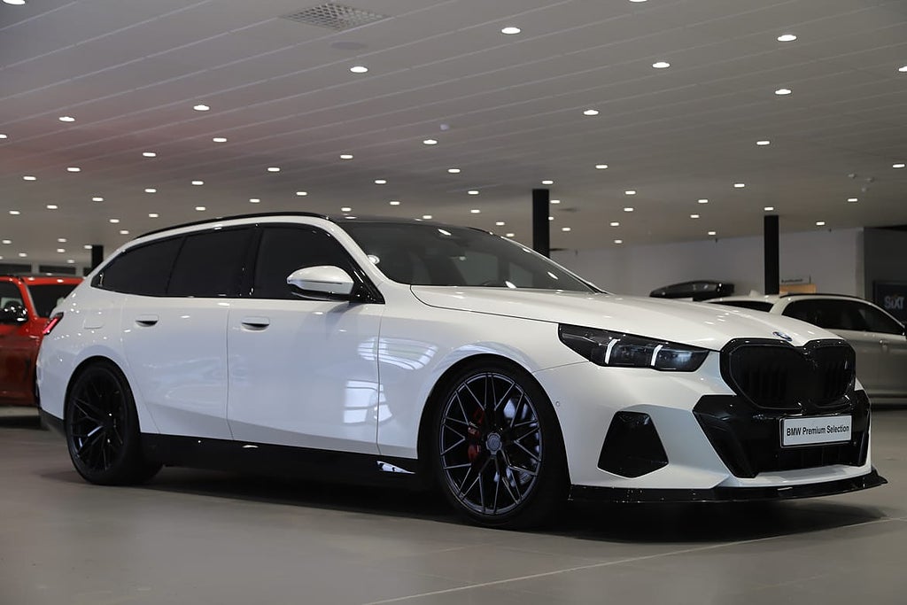 BMW i5 eDrive 40 Touring // M sport // Panorama // B&W Ljud
