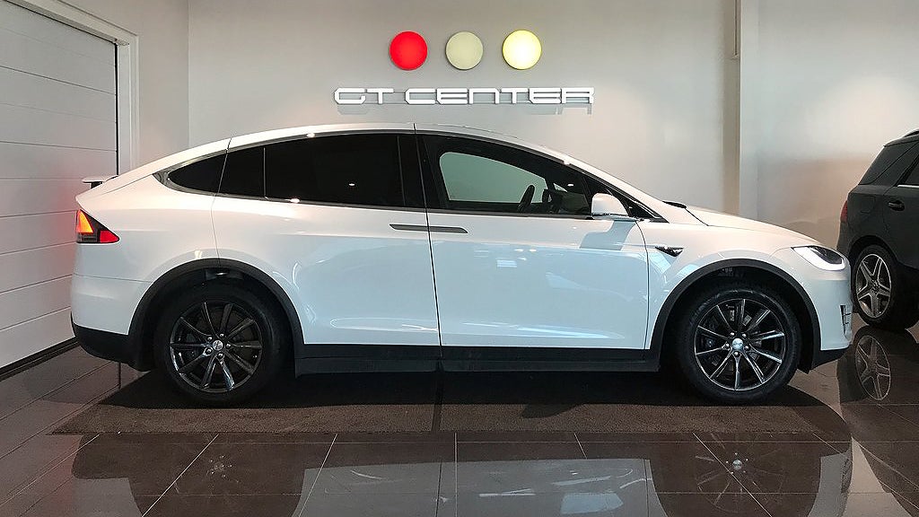 Tesla Model X har rullat 2499 mil. 