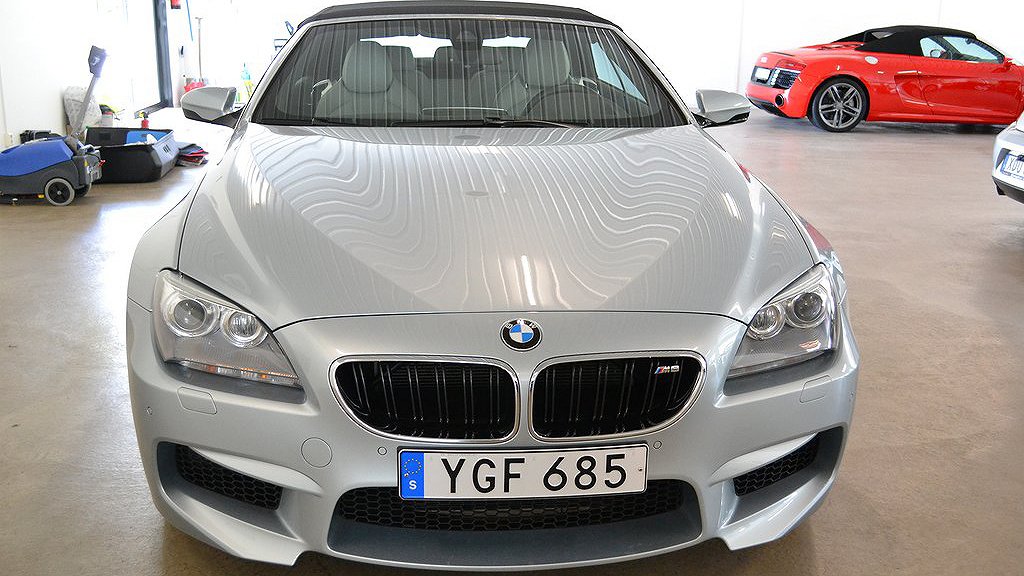 BMW M6 Cabriolet har en 4,4-liters V8-motor som genererar 560 hästkrafter och 680 Nm.